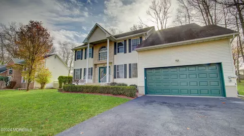 15 Vail Valley Dr, Manalapan, NJ 07726