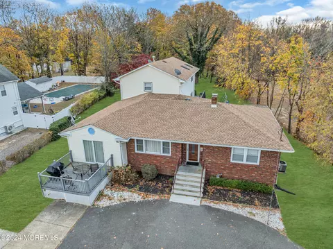 320 Roosevelt Ave, Oakhurst, NJ 07755