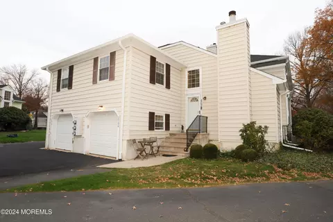 2704 London Ct, Middletown, NJ 07748