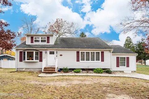 27 Oak Ridge Pkwy, Toms River, NJ 08755