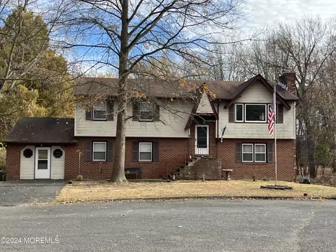 6 Storer Ct, Morganville, NJ 07751