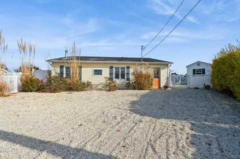 924 Jane Dr, Beach Haven West, NJ 08050