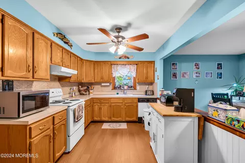 Kitchen - 15 Mapleton Rd, Toms River, NJ 08757 photo 4 of 5