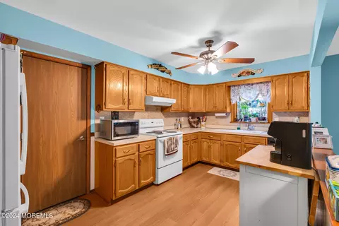 Kitchen - 15 Mapleton Rd, Toms River, NJ 08757 photo 2 of 5