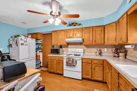 Kitchen - 15 Mapleton Rd, Toms River, NJ 08757 photo 1 of 5