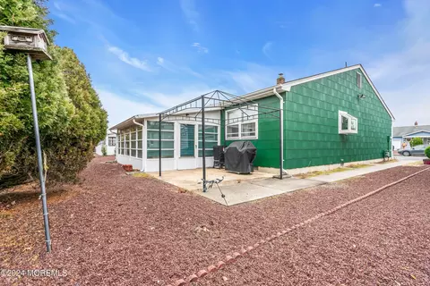 Exterior - 15 Mapleton Rd, Toms River, NJ 08757 photo 8 of 10