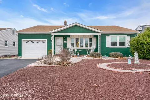 15 Mapleton Rd, Toms River, NJ 08757