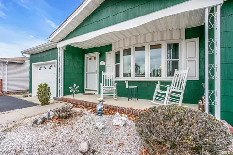Exterior - 15 Mapleton Rd, Toms River, NJ 08757 photo 4 of 10