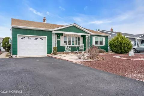 Exterior - 15 Mapleton Rd, Toms River, NJ 08757 photo 5 of 10