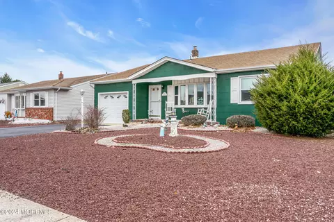 Exterior - 15 Mapleton Rd, Toms River, NJ 08757 photo 2 of 10