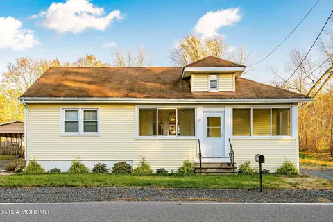 17 Conover St, Englishtown, NJ 07726