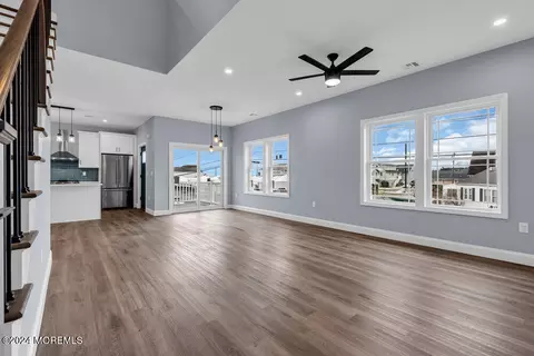 Living - 98 Adriatic Ave, Waretown, NJ 08758 photo 3 of 4
