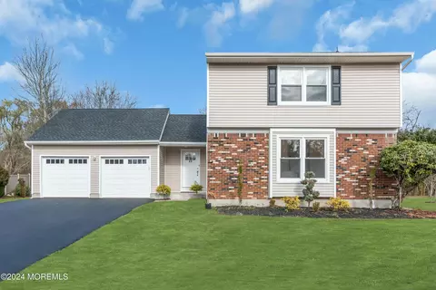 46 Alexandria Dr, Manalapan, NJ 07726