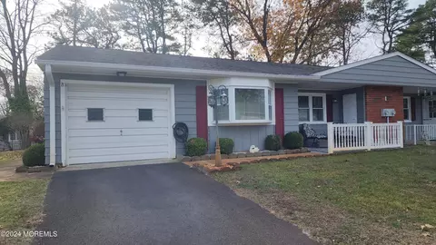 1 Ohio Dr #B, Whiting, NJ 08759