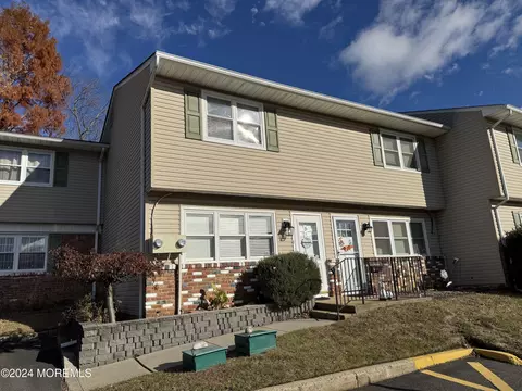 5 Kansas Ct, Matawan, NJ 07747