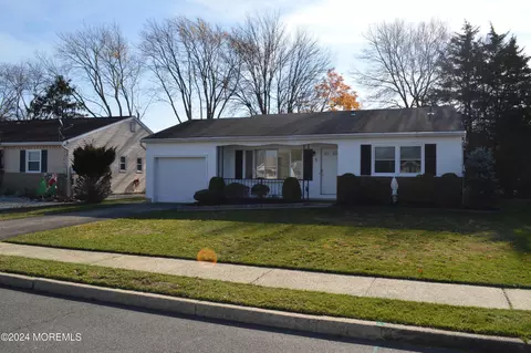 5 Norfolk Dr, Toms River, NJ 08757