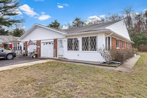 384 B Fairway Ln, Whiting, NJ 08759