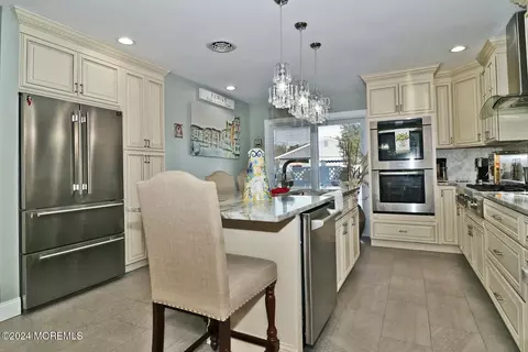 4 Beaumont Ct, Toms River, NJ 08757