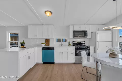15 John St, Keansburg, NJ 07734