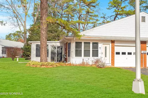 60 Kennedy Dr # C, Whiting, NJ 08759
