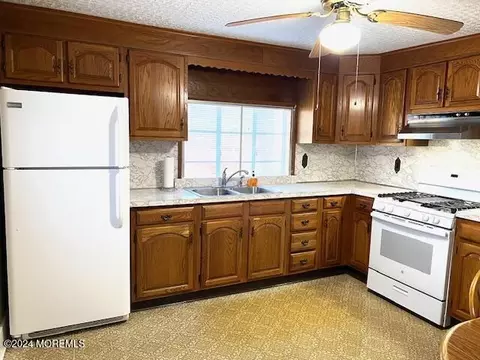 92 Cherry St, Whiting, NJ 08759 photo 17