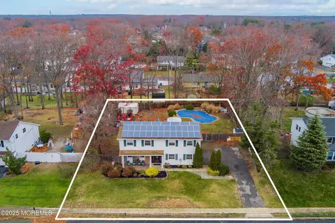 18 Livingston Dr, Howell, NJ 07731