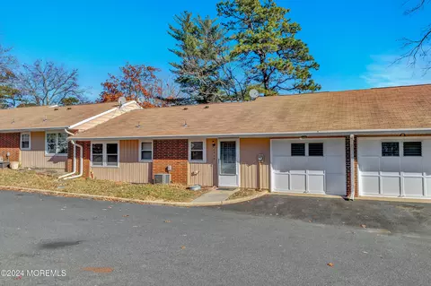 496 Thornbury Ct # B, Lakewood, NJ 08701