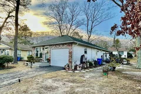 14 Walnut Rd, Manahawkin, NJ 08050