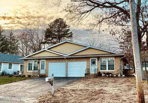 12 Walnut Rd #B, Manahawkin, NJ 08050