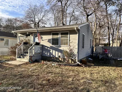 65 Lighthouse Dr, Waretown, NJ 08758
