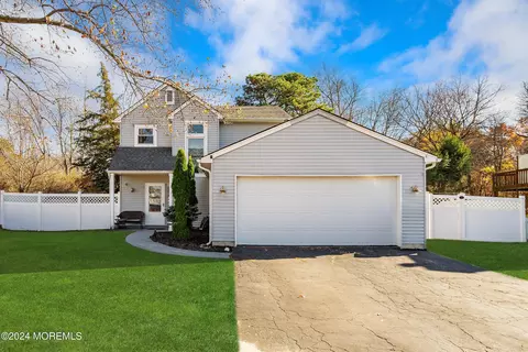 3 Cripple Creek Rd, Howell, NJ 07731