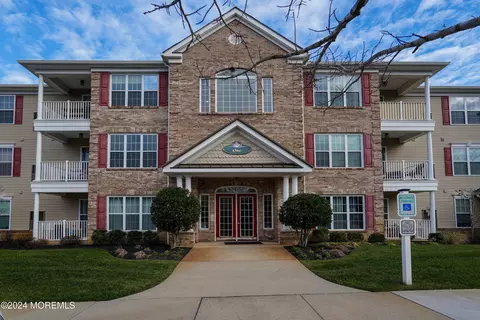 132 Sophee Ln, Lakewood, NJ 08701
