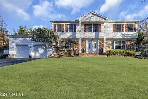 61 Rockwell Cir, Marlboro, NJ 07746