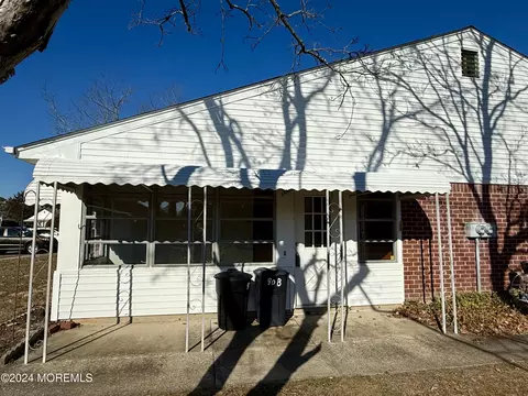 90 Fairway Ln #B, Whiting, NJ 08759