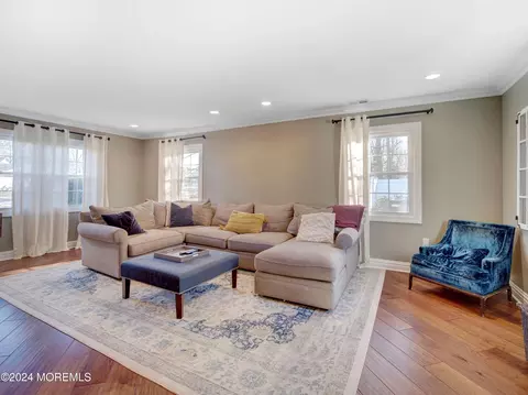 8 Imbrook Ln, Matawan, NJ 07747 photo 4