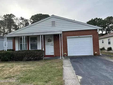 3 Chopin Ct, Toms River, NJ 08757