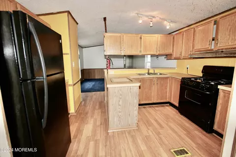 Kitchen - 7 Ferdinand Ln, Howell, NJ 07731 photo 1 of 3