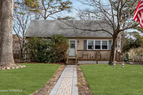 203 Center St, Manahawkin, NJ 08050