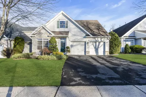 86 Freesia Ct, Holmdel, NJ 07733