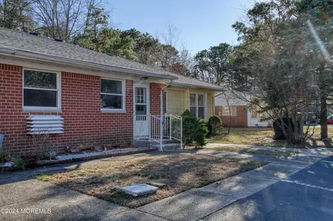 5 Alden Ct #B, Whiting, NJ 08759