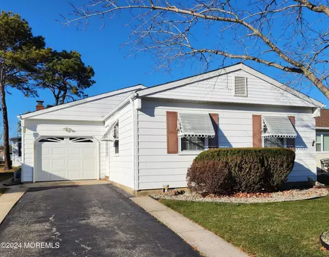 69 Virgin Islands Dr, Toms River, NJ 08757
