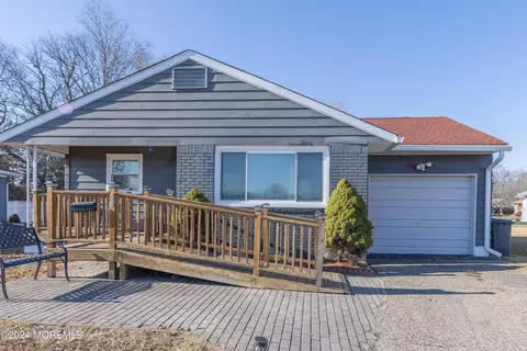 56 Coral Bell Holw Holw, Toms River, NJ 08755