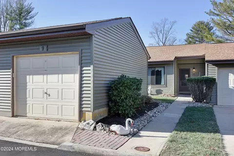 9 Auburn Ct, Red Bank, NJ 07701