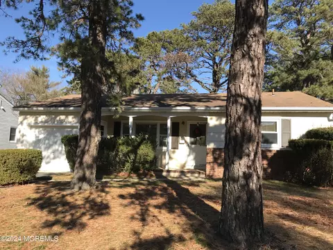 919 Edgebrook Dr N, Toms River, NJ 08757