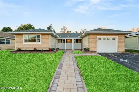 4 Biscayne St, Toms River, NJ 08757