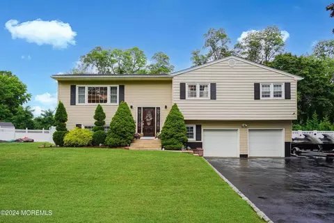 14 Danemar Dr, Middletown, NJ 07748