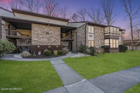 125 Amberly Dr #D, Manalapan, NJ 07726
