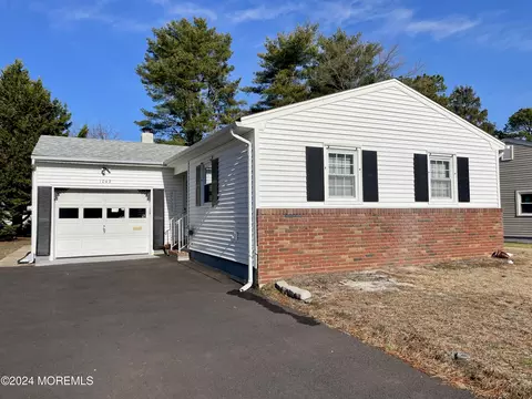 1042 Edgebrook Dr, Toms River, NJ 08757