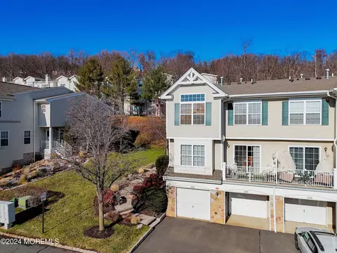 1048 Shadowlawn Dr #700, Green Brook, NJ 08812