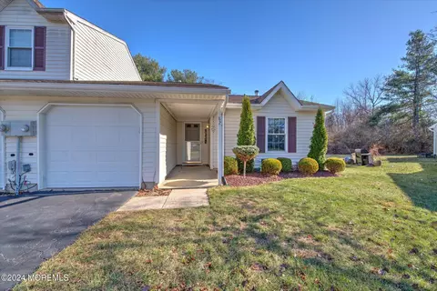 82 Harbor Cir, Freehold, NJ 07728